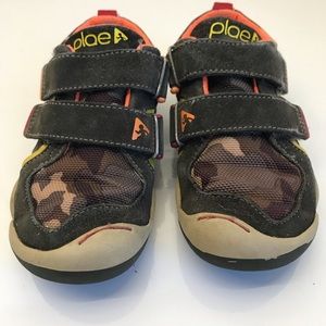 Plae Toddler Size 9 camo shoes